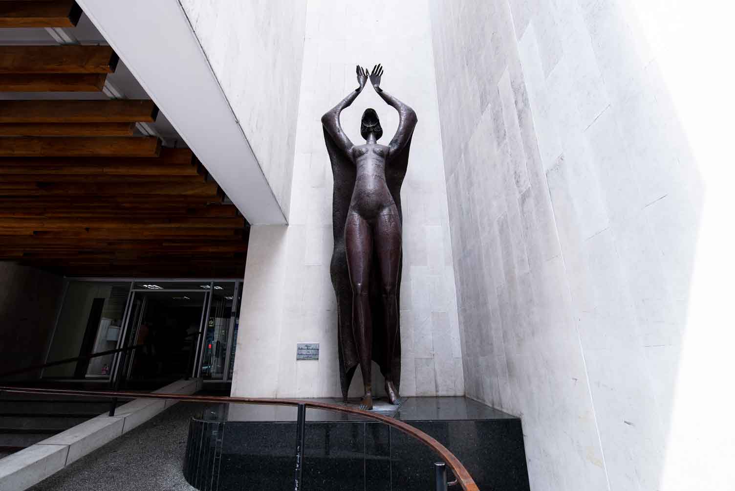 Escultura Mujer Cra 21